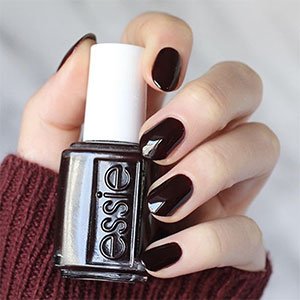 Consigue unas uñas burdeos muy oscuras con la ayuda del esmalte ciruela casi negro Wicked de essie.
