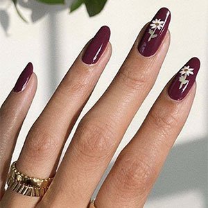 Aquí un ejemplo de unas uñas burdeos con flores superelegantes. Constrúyelas a partir del esmalte Not so-low key de la gama expressie de essie y tendrás parte del camino hecho.