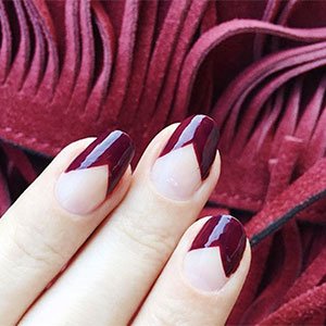 Estas uñas burdeos geométricas son pura sofisticación. Consíguelas con un pincel fino, mucha precisión y el esmalte Bordeaux de essie.