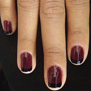 ¿Quieres unas uñas burdeos versión manicura francesa? Pues consíguelas y clava el acabado gel con el esmalte Gala-Vanting de la gama Gel Coutue de essie.