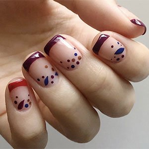 ¿Uñas burdeos con puntos? ¡Adelante! Ponle el toque de color ciruela con el esmalte Not so-low key de expressie y el resto trabájalo con los colores que más te gusten de la amplísima colección de essie.
