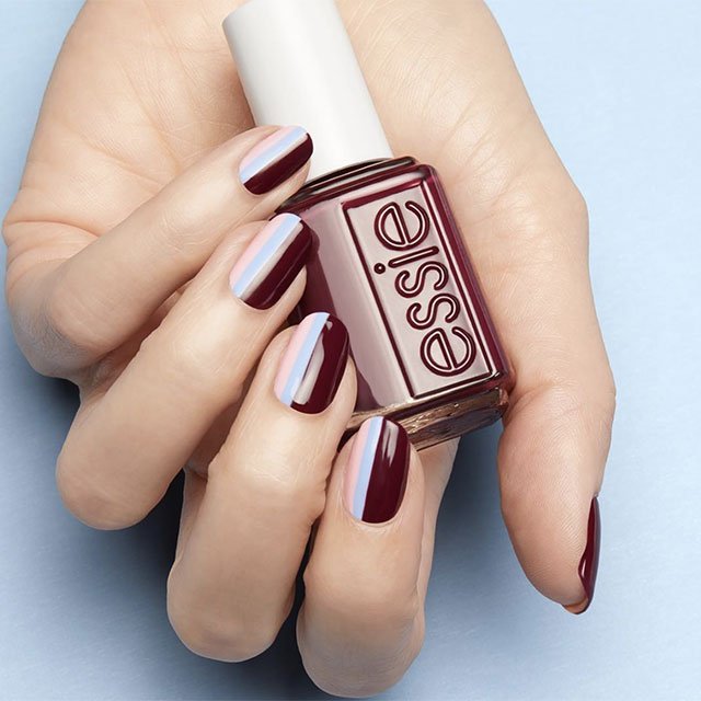 Dales una vuelta a tus uñas burdeos con las distintas gamas de esmaltes de essie. El tono Bordeaux es un gran comienzo.