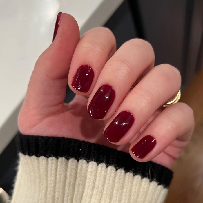 Cómo hacerte las uñas charol en casa | Essie