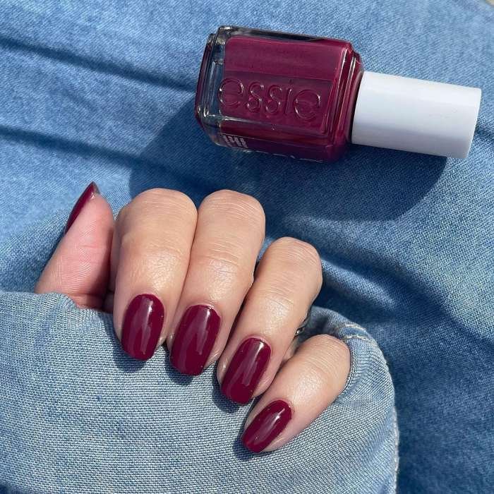 Diseños y tonos de uñas color berenjena para el invierno| Essie
