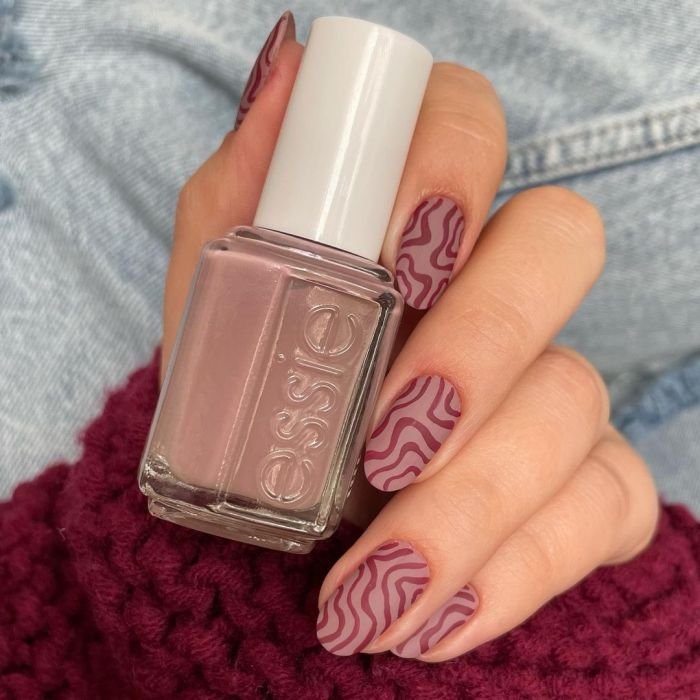 Ideas de manicura con uñas marrones y color café para llevar en invierno | ESSIE