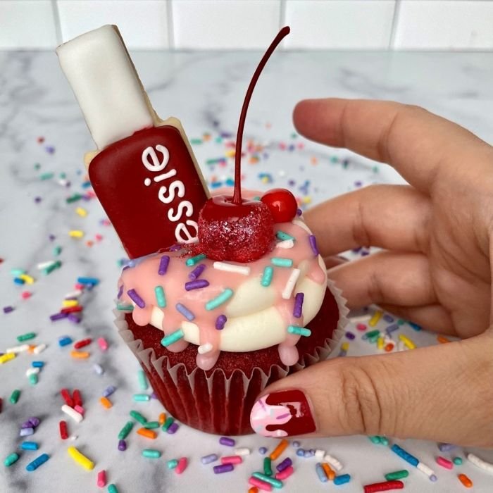 Diseños tendencia para uñas color cereza | ESSIE