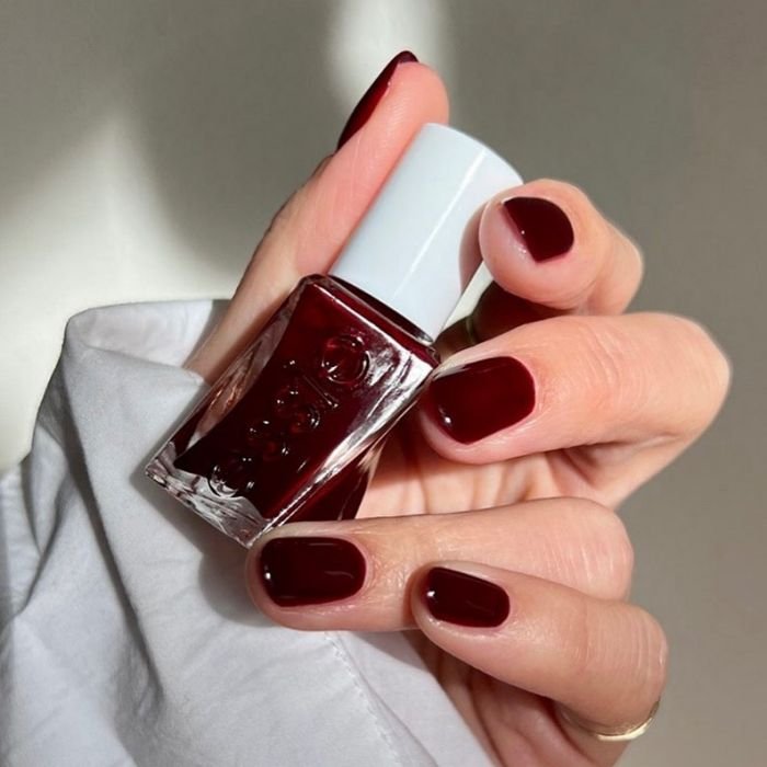 Diseños tendencia para uñas color cereza | ESSIE