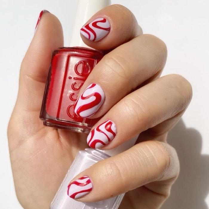 Diseños tendencia para uñas color cereza | ESSIE