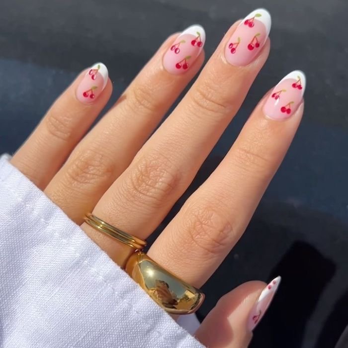 Diseños tendencia para uñas color cereza | ESSIE