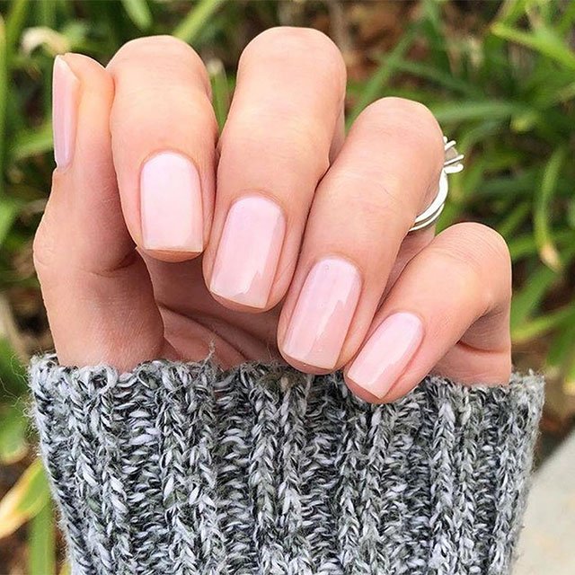 Pinta tus uñas de color nude con los esmaltes permanentes de la colección Gel Couture de essie. 