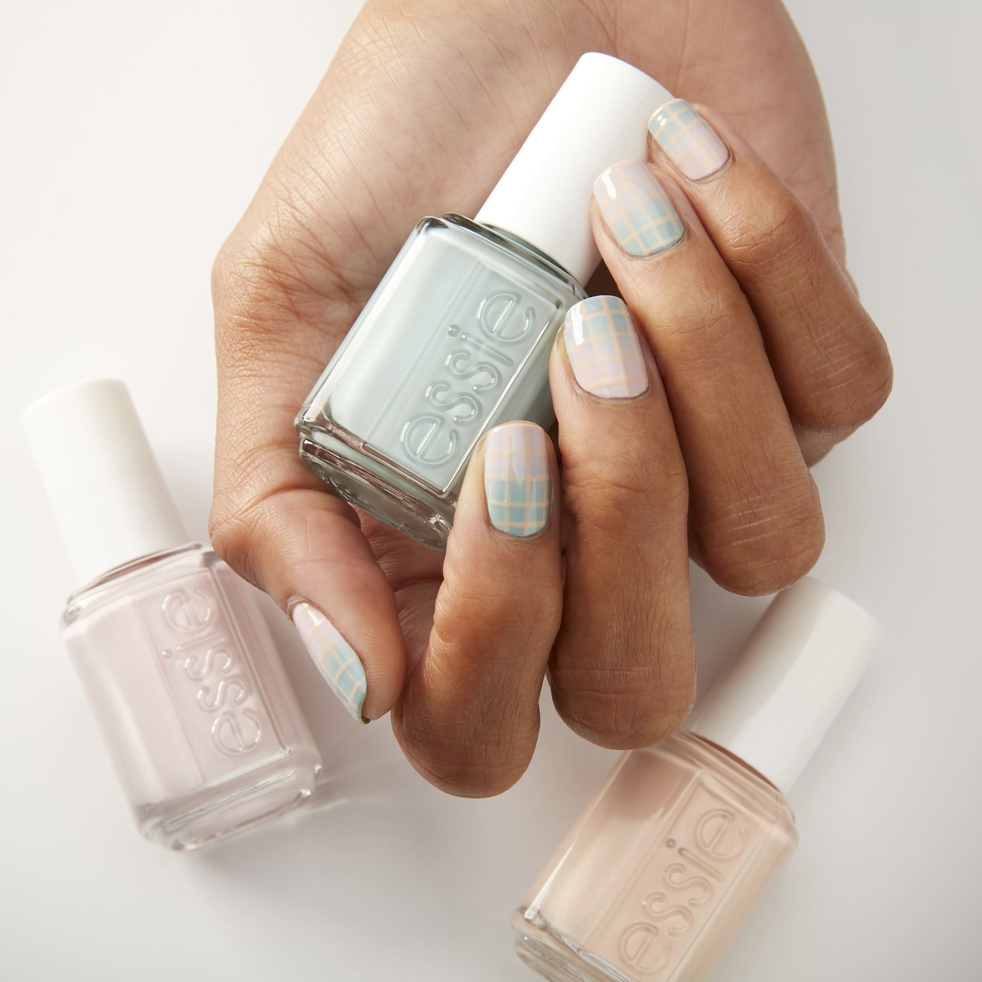 Uñas color pastel essie