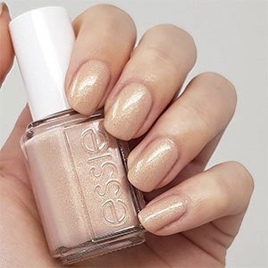 Tus uñas color piel también pueden ser muy chic gracias al tono Tea & Crumpets de essie.