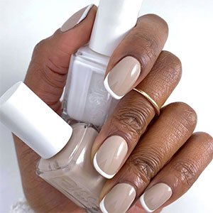 La manicura francesa también tiene su hueco dentro de las uñas color piel. ¿Qué te parece esta versión construida a partir de los esmaltes Sand Tropez y Blanc de essie?