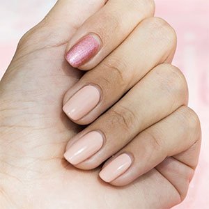 Las uñas color piel también tienen su representación arcoíris. Nos encanta esta versión supersencilla y de lo más elegante. Llévala a cabo con el rosa picante Eternal Optimist y el moca satinado Buy me a cameo. 