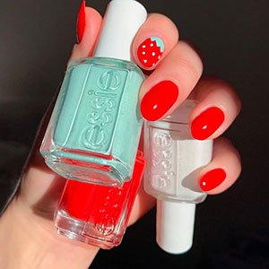 Para hacerte un diseño de uñas con frutas inspirado en la fresa necesitarás los esmaltes Lacquered up, Mint Candy Apple y Blanc de essie. 