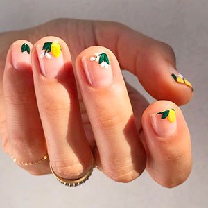 Los diseños de uñas con frutas pueden ser sencillos y delicados como este, inspirado en las ramas de un limonero. 