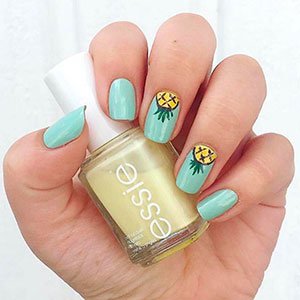 Las uñas con frutas como la piña dan juego para crear diseño muy alegres y divertidos. 