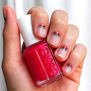 Si prefieres un diseño de uñas con frutas más discreto, no te olvides de aplicar antes y después la base y el top coat para dar brillo. 