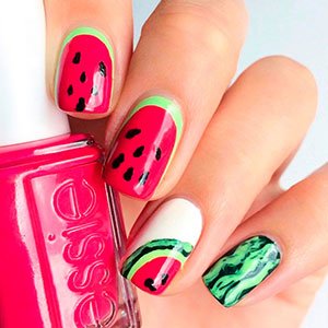 Una de las uñas con frutas que arrasa es el diseño de sandía y puedes conseguirlo con los esmaltes de essie, un pincel fino y una herramienta para dibujar puntos. 
