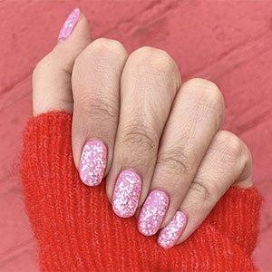 Combina un esmalte llamativo con otro glitter de las colecciones de essie y obtendrás unas uñas confeti de inspiración festiva. 