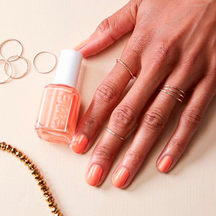Uñas coral pastel para todos los días | Essie