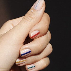 Manicura Uñas Cortas Líneas Verticales