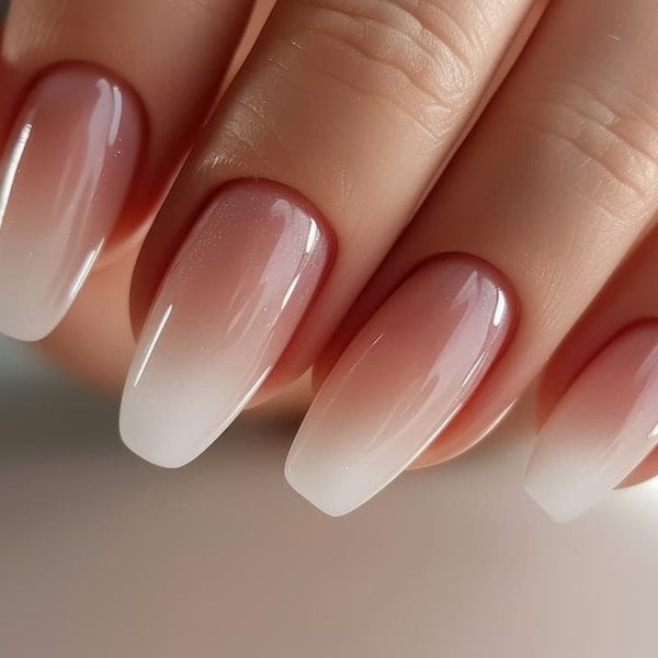 Uñas degradadas francesas: el balance perfecto entre elegancia y creatividad