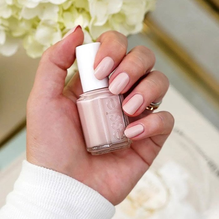 Ideas de uñas discretas para oficina | ESSIE