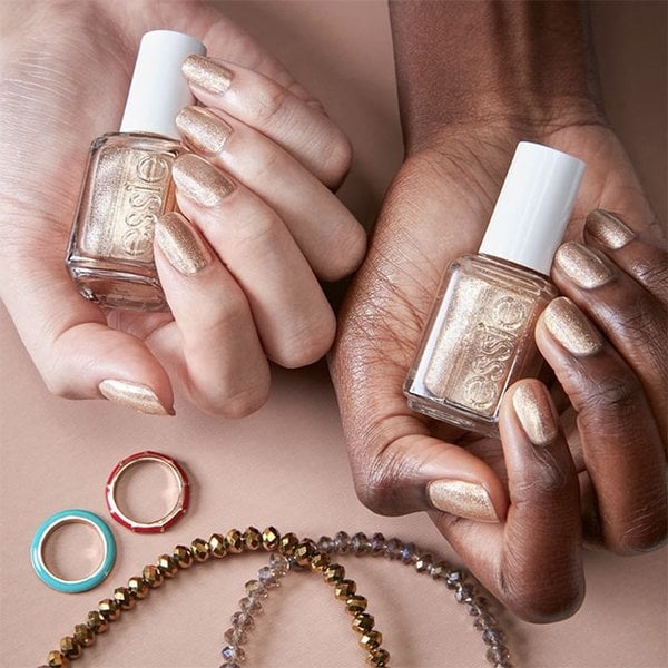 Pásate a las uñas doradas de la mano de la amplísima colección de esmaltes de essie. El tono Mani Thanks es un ejemplo.