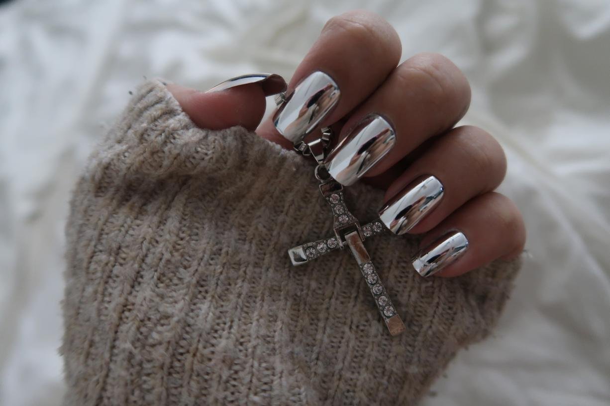 Cómo lograr el efecto espejo perfecto en tus uñas