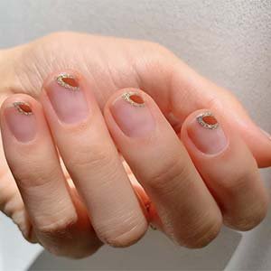 Piensa en unas uñas elegantes. ¿Las tienes en la cabeza? Pues seguro que son bastante parecidas a las de la foto. Ayúdate de los esmaltes Penny Talk y Licorice de essie y empieza a copiar.
