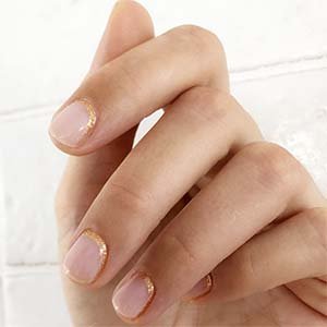 ¿Buscas unas uñas elegantes? Pues las tienes delante de ti. Bordea con el tono Penny Talk de essie la parte inferior de tu uña, es decir, la que está en contacto con la carne y alucina con el acabado.