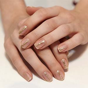 ¿Un diseño de uñas elegante? Pues esta manicura que ves aquí protagonizada por una raya en clave minimal es un clarísimo ejemplo. Ayúdate del esmalte dorado Penny Talk de essie y ¡bingo!