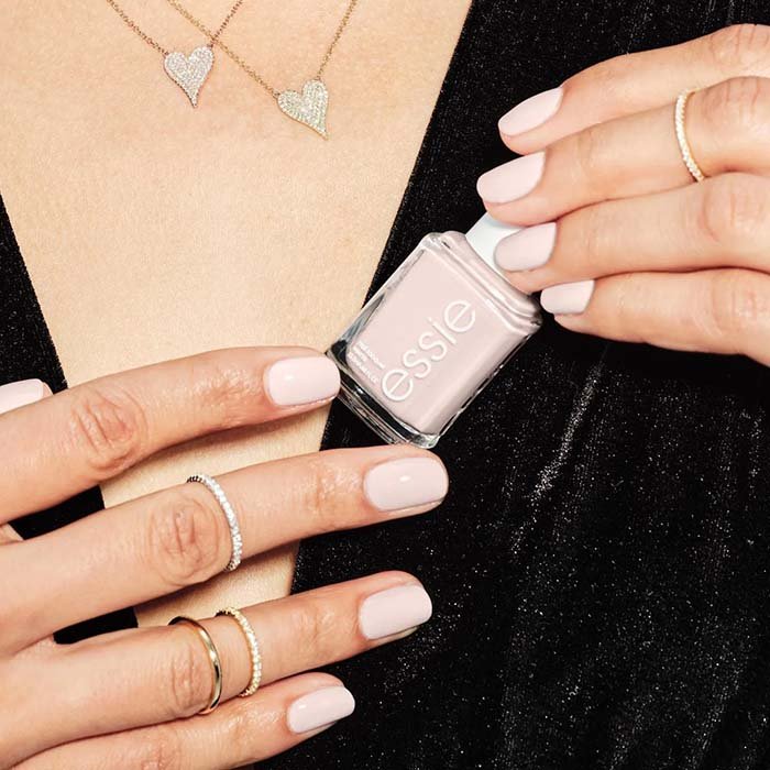Colores de uñas y manicura para una entrevista de trabajo | ESSIE
