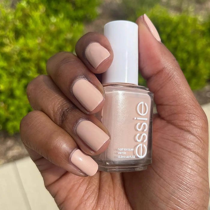 Colores de uñas y manicura para una entrevista de trabajo | ESSIE