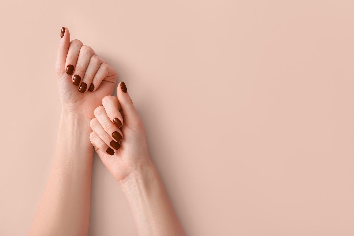 manicura francesa en tonos marrones