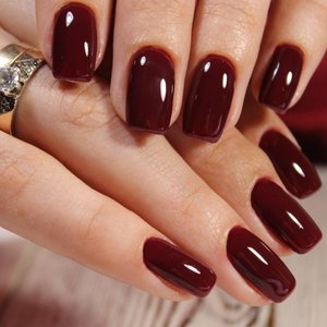 Uñas granate: el color que nunca pasa de moda