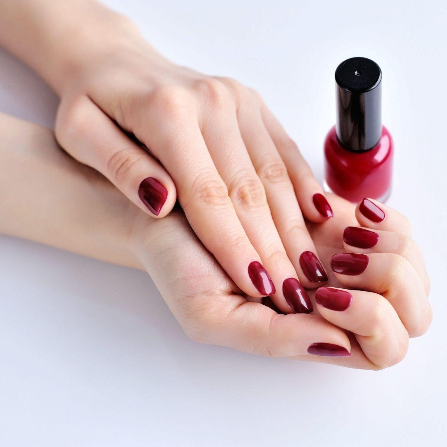 unas-granates-elegantes