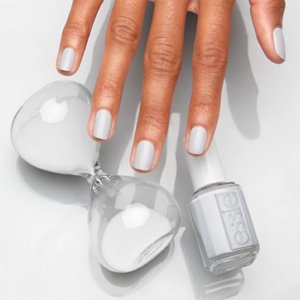 Uñas grises: conecta con tu lado más zen
