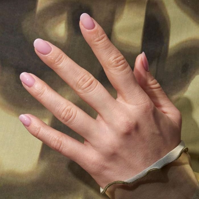 Cómo hacerse las uñas lip oil de moda| Essie