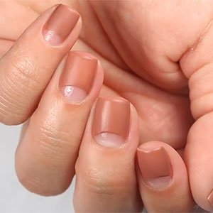 Al rellenar la uña con tu esmalte de essie y aplicar el top coat Gel Setter, conseguirás unas uñas media luna preciosas.   