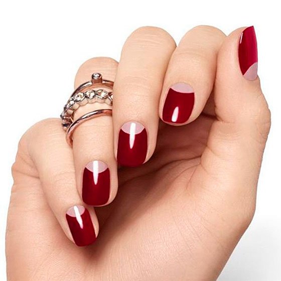 Anímate a probar la manicura con uñas media luna usando los esmaltes de essie.