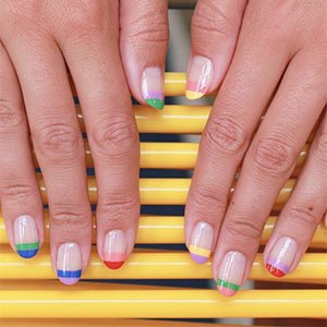 ¿Uñas multicolor a la francesa? ¿Se le puede pedir algo más a la vida? Para asegurarte de que funcionen presta atención a la selección de colores que hagas de entre todos los esmaltes de essie.