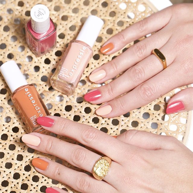 Libera tu mente porque desde ya te vaticinamos que vas a poder reproducir cualquier idea de uñas multicolor que te apetezca con la amplísima colección de esmaltes de essie. ¡Tienes un montón de colores y de gamas para elegir!