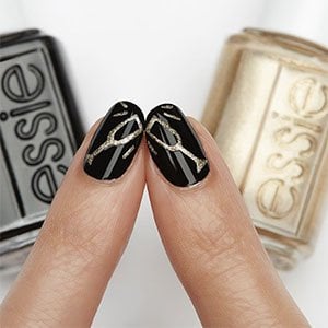 ¿Te ha encantado esta idea de uñas navideñas elegantes? Pues cálcala con el negro Licorice de essie y el dorado Gadget Free. ¡El dibujo practícalo antes!