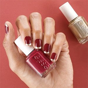 La manicura francesa no podía faltar como ejemplo de uñas navideñas elegantes. Bórdala con los esmaltes Maki me happy y Penny Talk de essie. ¿Hay algo más navideño que el rojo y el dorado juntos?