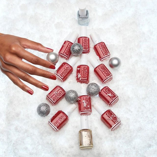 Consigue unas uñas navideñas superelegantes con la amplísima colección de esmaltes de essie.