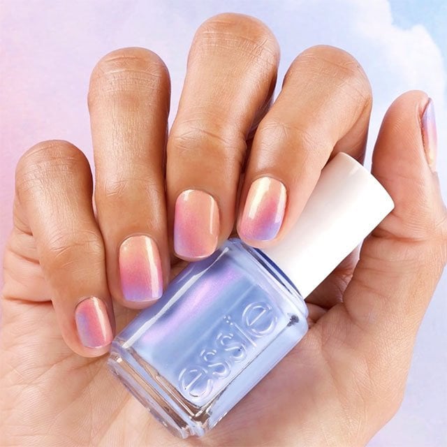 Hazte unas uñas ombré tú misma y sin salir de casa con los esmaltes de essie. No te van a faltar los colores… ¡ni las ideas de tonos para combinar!
