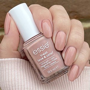 ¿Quieres pintar tus uñas onduladas? Pues acude a una gama como Treat,Love&Color de essie que las fortalecerá en tan solo una semana.
