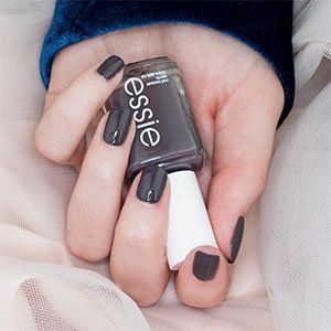 Apuesta por unas uñas oscuras supertrendy con el tono On Mute de essie.
